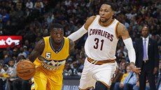 Nate Robinson (vlevo) z Denveru uniká Shawnu Marionovi z Clevelandu.