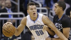 Aaron Gordon (vlevo) z Orlanda se tlaí pes Kevina Martina z Minnesoty.