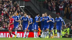 MODRÁ RADOST. Hrái Chelsea oslavují trefu Garyho Cahilla (druhý zleva).