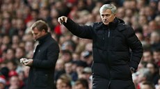 HRAJTE TO TAKHLE. Kou Chelsea José Mourinho ídí hru svých svenc.