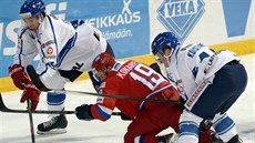 Fin�tí hokejisté Juha-Pekka Hytönen (vlevo) a Ville Koistinen (vpravo) bojují o...