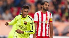 Neymar (vlevo) z Barcelony bí se spoluhrái slavit svou trefu.