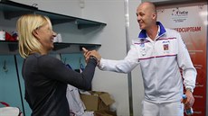 Tenisová legenda Martina Navrátilová (vlevo) se zdraví s kapitánem Petrem Pálou...