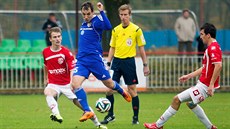 Momentka z druholigového utkání mezi Pardubicemi (červená) a Třincem