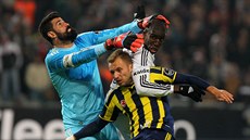 Stoper Michal Kadlec (v pruhovaném dresu) se bije za Fenerbahce Istanbul.