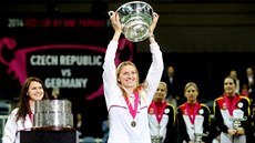 POSLEDNÍ LETONÍ TRIUMF. Petra Kvitová získala potetí v kariée Fed Cup. Takto s ním pózovala v listopadu ped Praským hradem.