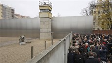 Lidé ozdobili zbytky Berlínské zdi pi 25. výroí jejího pádu kvtinami...