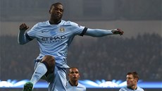 OSLAVNÝ VÝSKOK. Yaya Touré z Manchesteru City se raduje z gólu proti CSKA