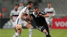 �ESKÝ KAPITÁN BESIKTASE. Tomá� Sivok (vlevo) se sna�í zastavit Skuleti�e z