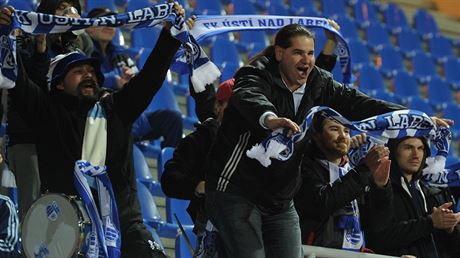 Fanouci  Ústí nad Labem jásají a usmívají se, jejích tým dal gól.