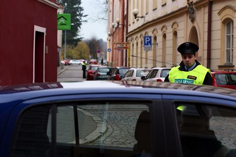 Policisté v Chebu uzaveli okolí budov v Hradební ulici, kde dlníci nali pi...