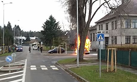 Autobus vzplál vzáptí po dojetí na tonu v Pardubicích Doubravicích.