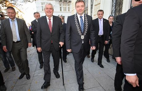 Martin Víteek, který v listopadu minulého roku jet jako primátor msta pivítal prezidenta Miloe Zemana, nyní pedá funkci Radimovi Kupalovi.
