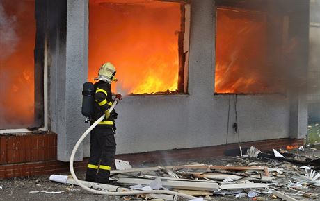 Po explozi se prostorami budovy v Paskov rozíily plameny. est lidí bylo...