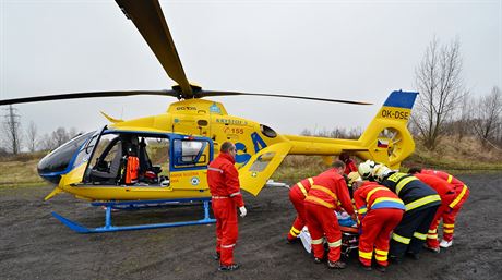 Zranného mladíka musel do pitálu transportovat vrtulník (ilustraní snímek).