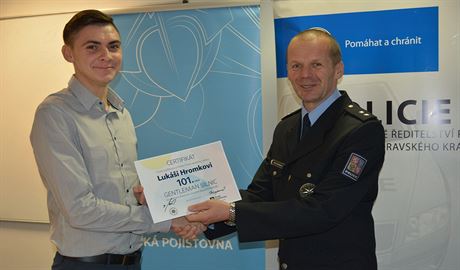 Brnnský policejní mluví Bohumil Maláek pedává tyiadvacetiletému Lukái...