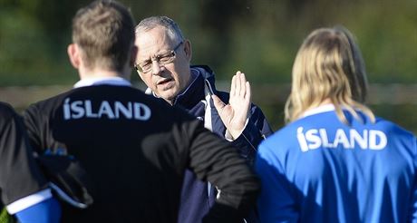 védský trenér islandský fotbalist Lars Lagerbäck bhem tréninku ped...