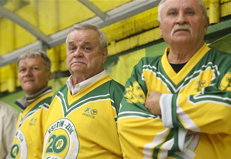 Trenér hokejist Vsetína Horst Valáek (uprosted) pi exhibiním utkání se