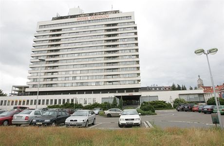 Podle zámru investora by místo hotelu ernigov ml vyrst podstatn mení hotel s kongresovým sálem, kanceláemi, ale i obchody v pízemí.