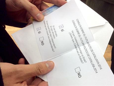 Hlasovací lístek o nezávislosti Katalánska. Nahoe otázka Chcete, aby se...