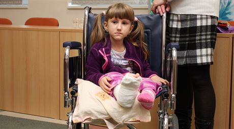 Sedmiletá Veronika Hambálková trpí extrémní lomivostí kostí. Po tech operacích...