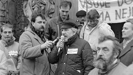 Josef Jaab s mikrofonem mluví k davm Olomouan  to bylo v listopadových i...