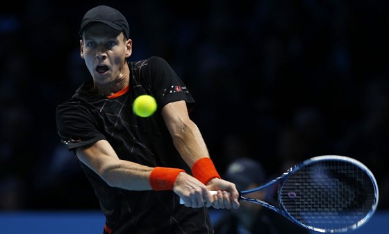 Tomá Berdych se snaí v souboji se Stanem Wawrinkou na Turnaji mistr.