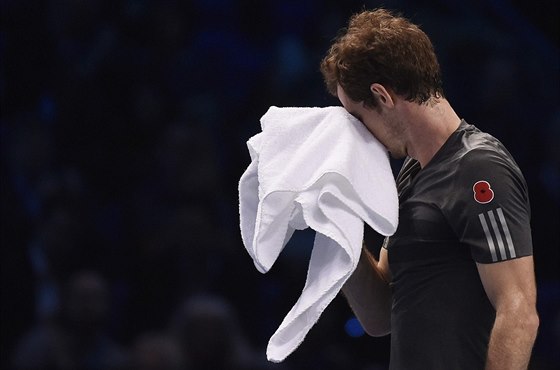 Andy Murray ví, e je zle. V souboji s Rogerem Federerem na Turnaji mistr byl...