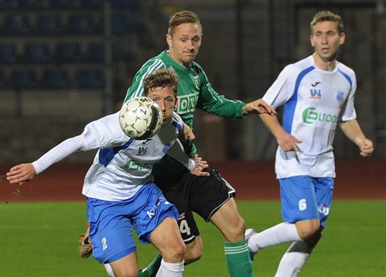 Fotbalisté Ústí vlevo Jan Martykán - vpravo Matj Fiala, v utkání s Karvinou.