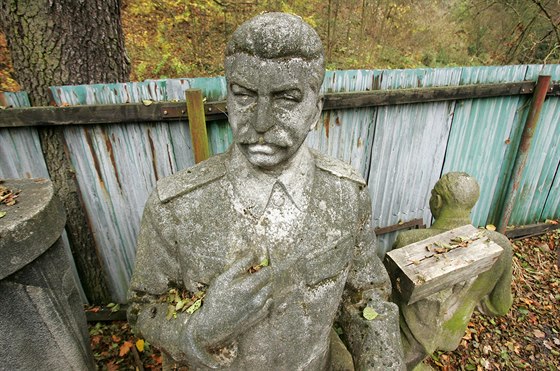 Karlovarský Stalin je uskladnný v areálu Lázeských les v Bezové.