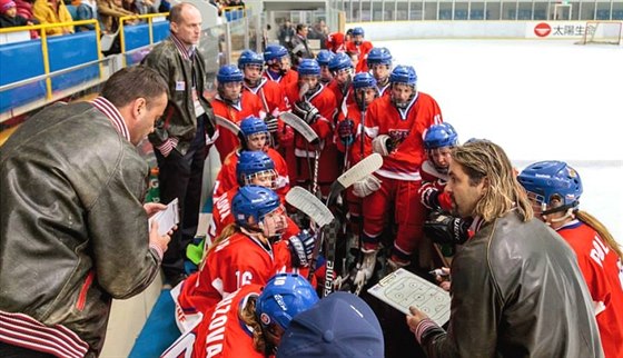 Manaer enské hokejové reprezentace David Moravec (vpravo) radí svým svenkyním.