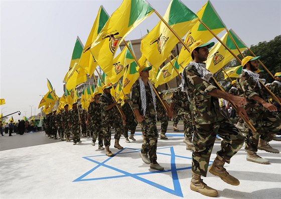 Pehlídka íitské milice Kataib Hizballáh v Bagdádu (25. ervence 2014).