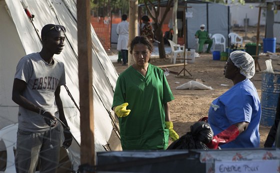 Zdravotníci v léebném centru eboly v malijském hlavním mst Bamako (13....