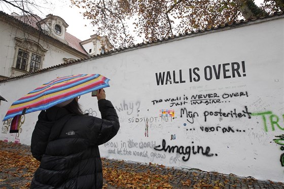 Lennonovu zeď na pražské Kampě kdosi kompletně přebarvil na bílo. Majitelé zdi...