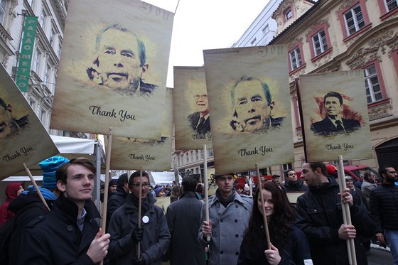 Účastníci demonstrace, kteří přišli prezidentovi Milošovi Zemanovi vystavit...