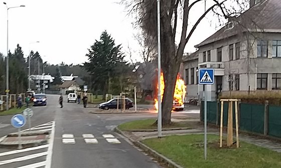 Autobus vzplál vzáptí po dojetí na tonu v Pardubicích Doubravicích.