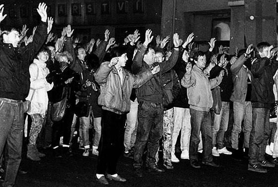 Snímek jedné z ekologických demonstrací, které v Teplicích probíhaly od 11. 11. 1989.