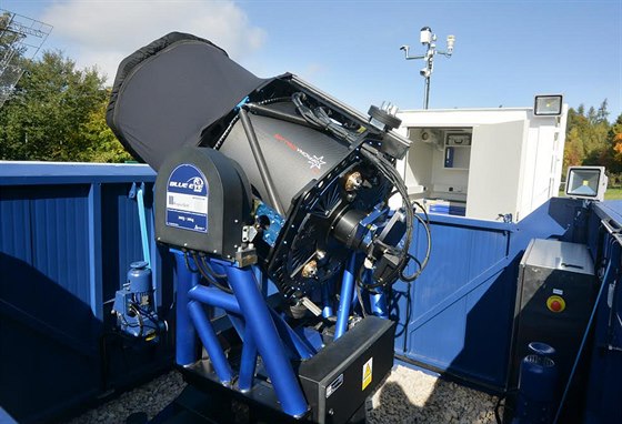 Robotický dalekohled Blue Eye je umístn na takzvané radarové louce hvzdárny v...