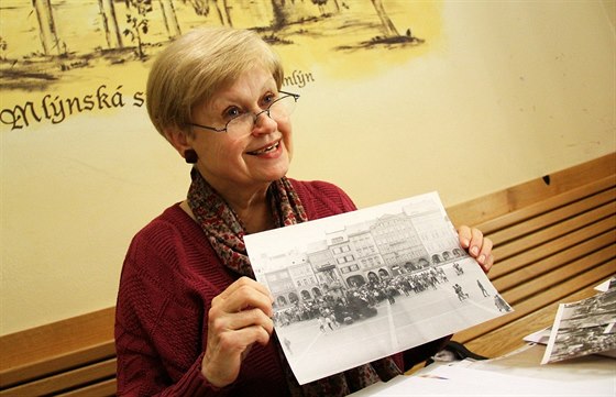 Bohuslava Maříková ukazuje jednu z fotografií, které pořídila během listopadu...