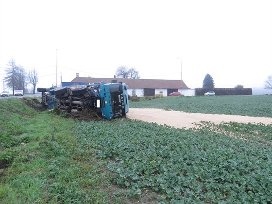 Tatra s pívsem po nárazu vyjela vlevo, kde se mimo silnici pevrátila na levý...