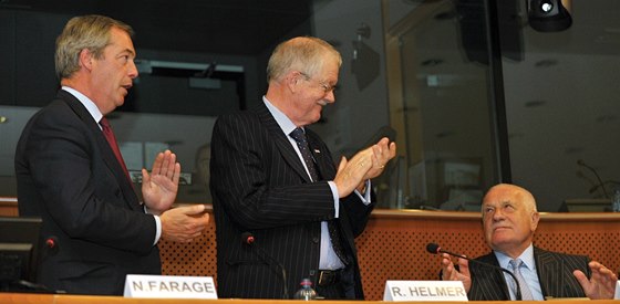 Britský euroskeptik Nigel Farage a předseda poslanecké frakce EFDD Roger Helmer