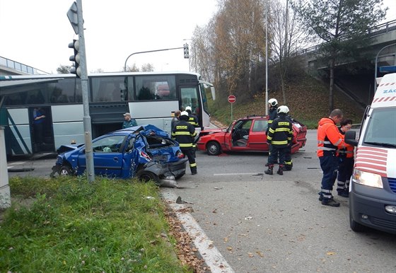 V Budějovicích se srazily autobus a tři auta.
