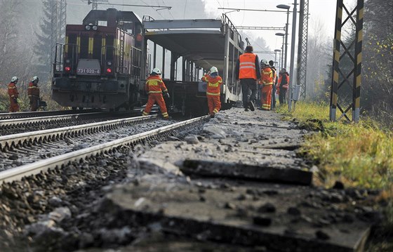 Dostat vykolejené vagony zpt na koleje se snaí pracovníci elezniní dopravní...