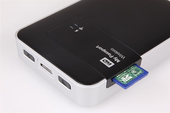 Disk umí automaticky zazálohovat obsah SDHC karty, i ji bezdrátov zpístupnit tabletu.