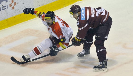 Olomoucký obránce Ivan Majeský (vlevo) a úto�ník Sparty Zden�k Bahenský v