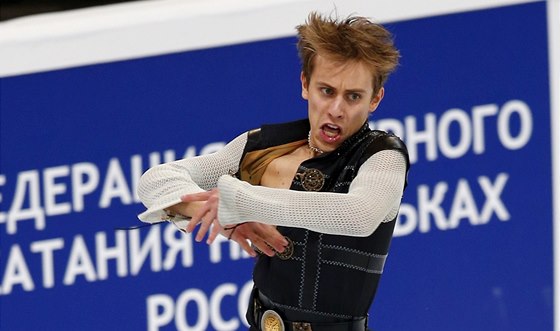 Michal Bezina v krátkém programu v závodu krasobruslaské Grand Prix v Moskv.
