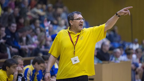 Trenér Zlína Jií Miola diriguje svj tým. 