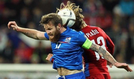 Momentka z posledního vítzného utkání eské reprezentace s Islandem. V Plzni na podzim 2014 ei vyhráli 2:1.