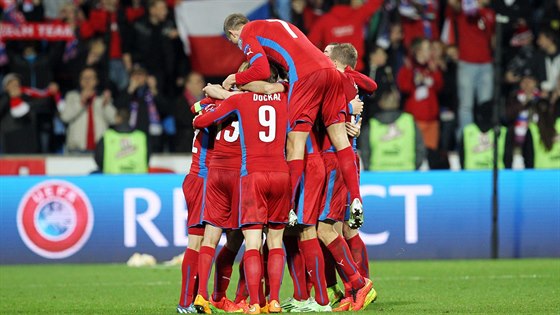 HROMADA RADOSTI. etí fotbalisté slaví gól proti Islandu.