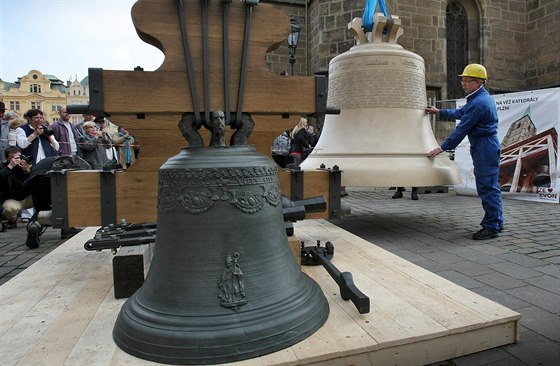 Na snímku z listopadu 2014 je vidt nový nejvtí zvon Bartolomj (vpravo) a vyitný zvon Prokop (vlevo).